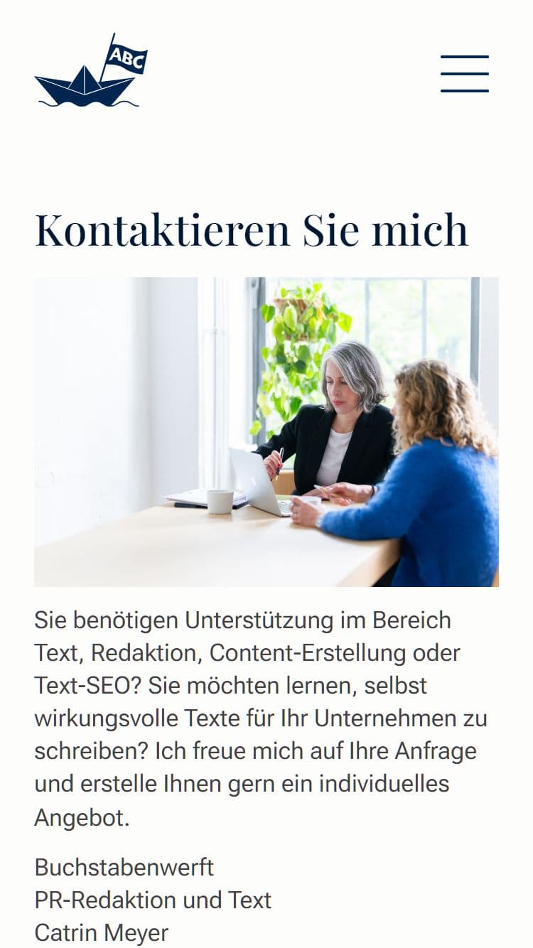 Mobile Ansicht der Kontaktseite mit hochwertiger Fotografie von Catrin Meyer im Gespräch mit einem Kunden 