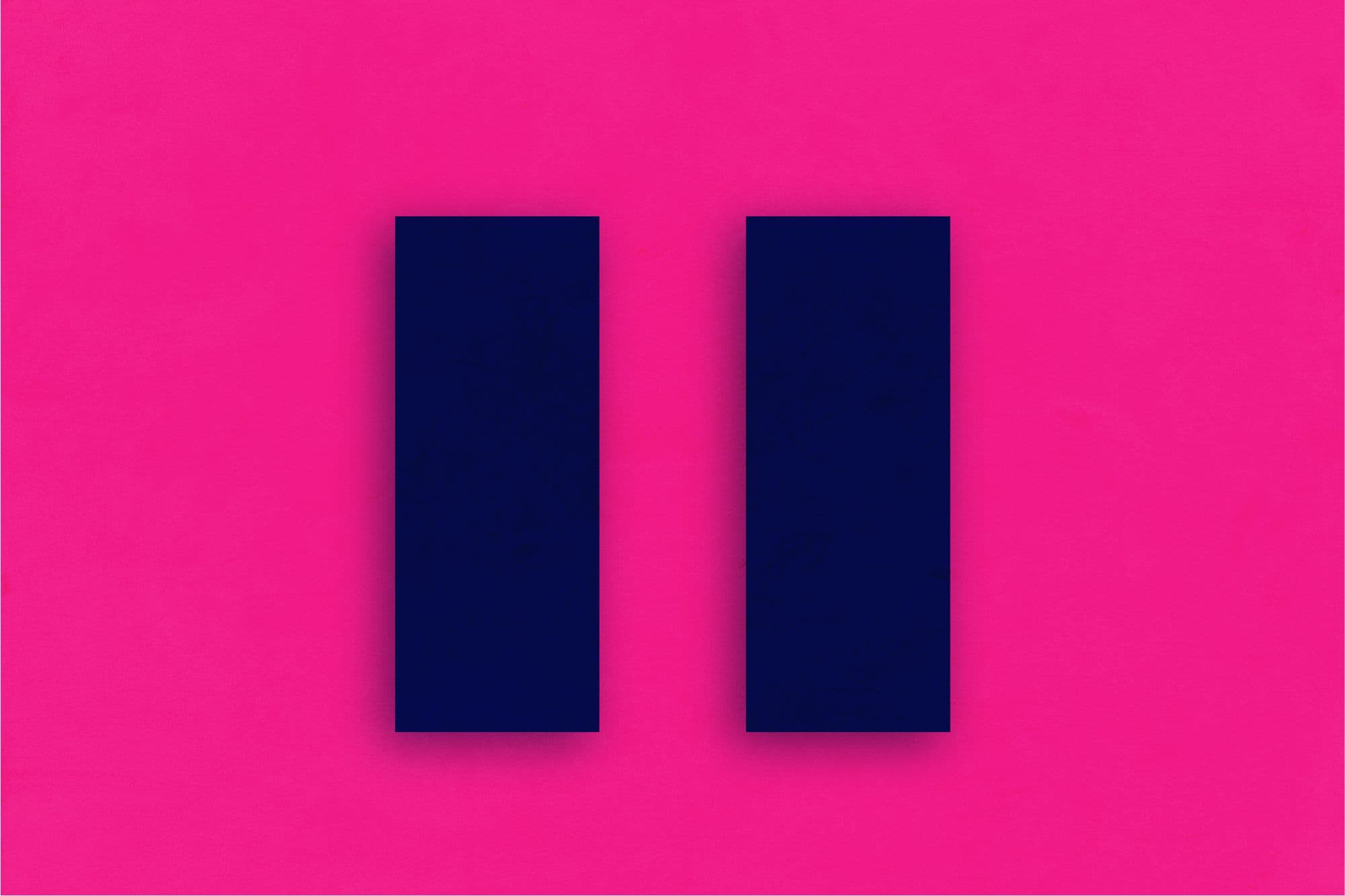 Ein Bild mit der Farbkombination Leuchtendes Magentarot und Tiefes Mitternachtsblau