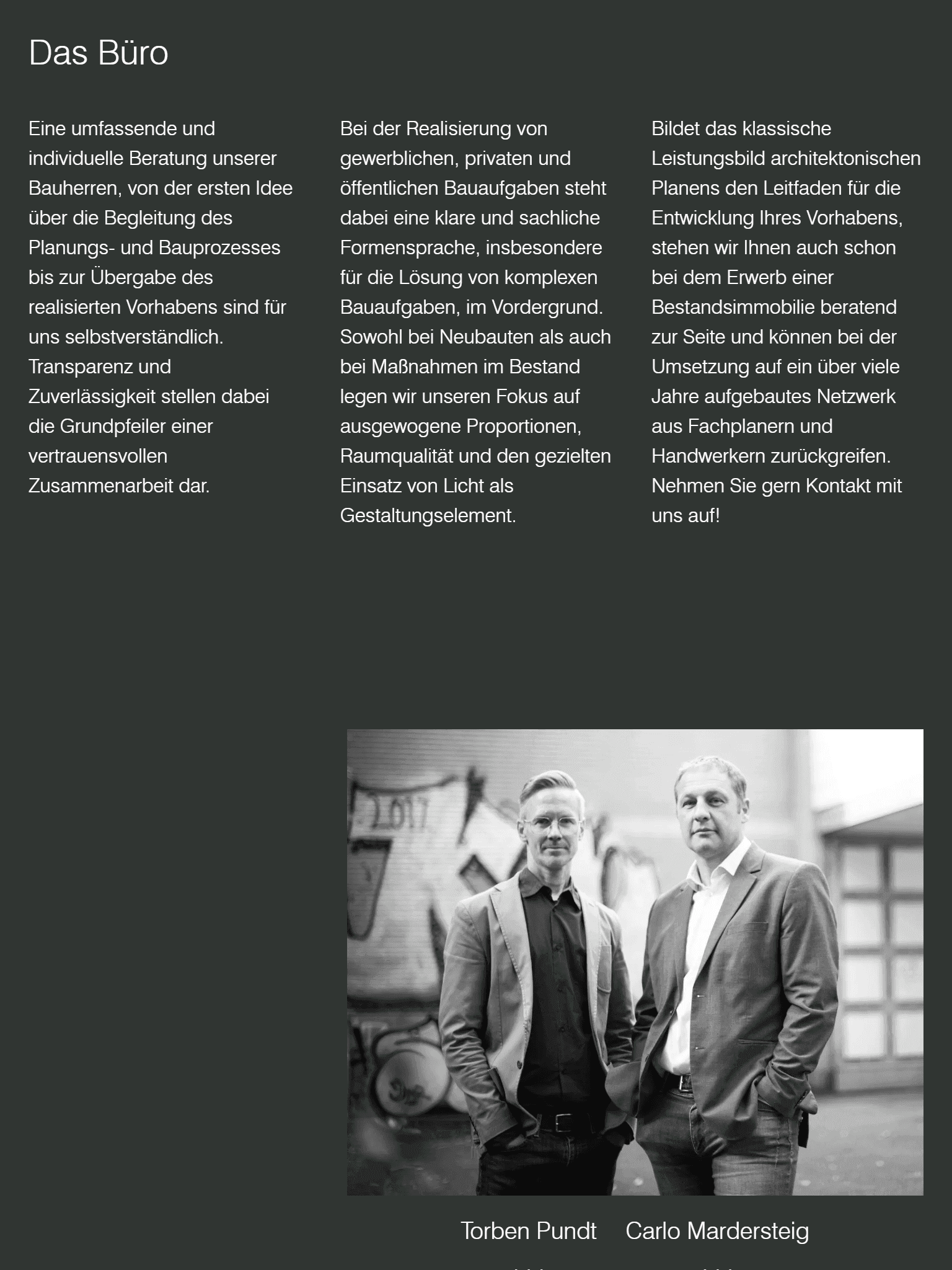 Tablet-Ansicht der "Übe uns" Sektion des Referenzprojekts 'puma architekten' mit dunklem Hintergrund und symmetrischen Design