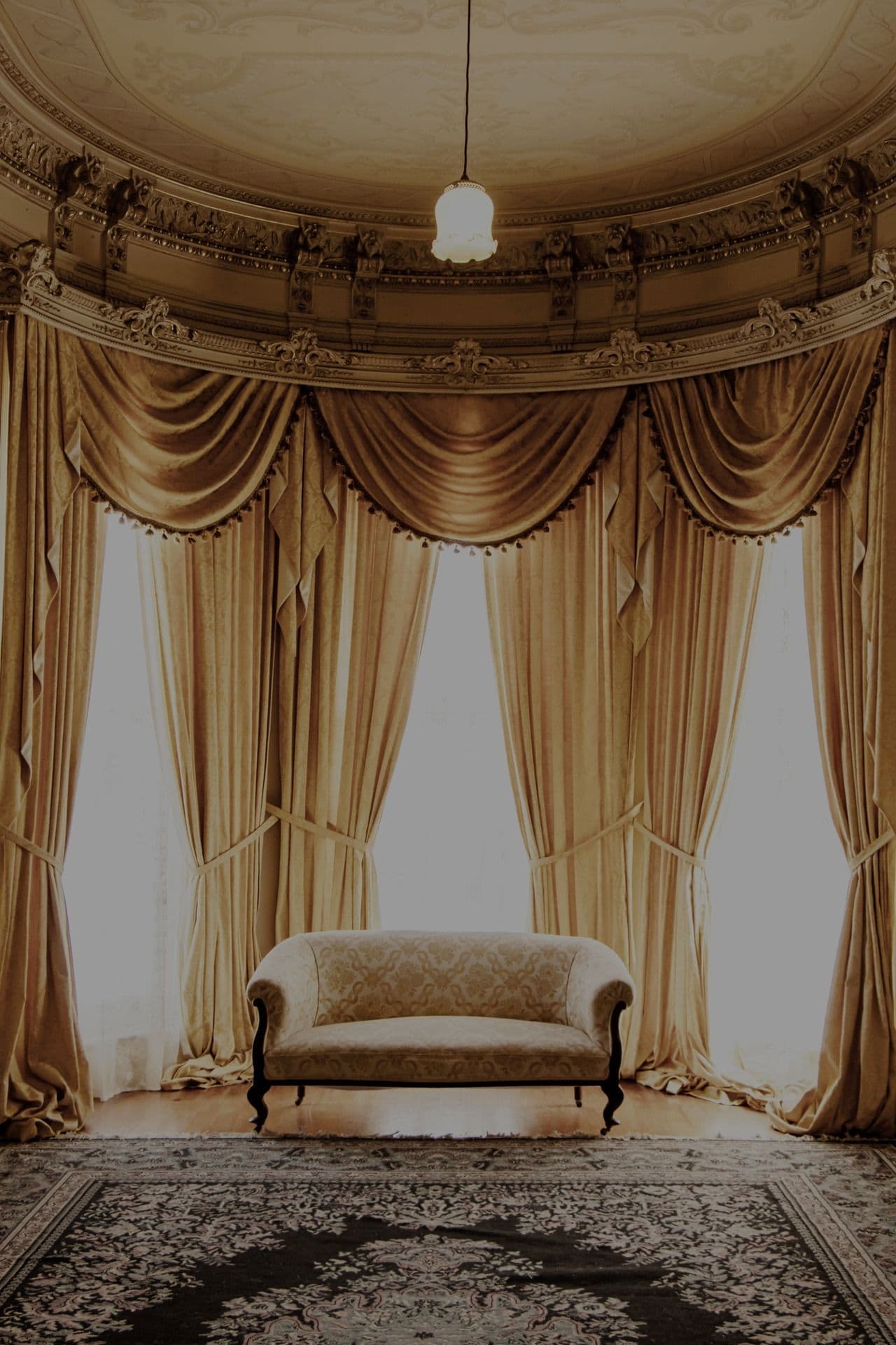 Saal mit goldenen Vorhängen als Beispiel für die edle Bildsprache des Webdesign Projekts