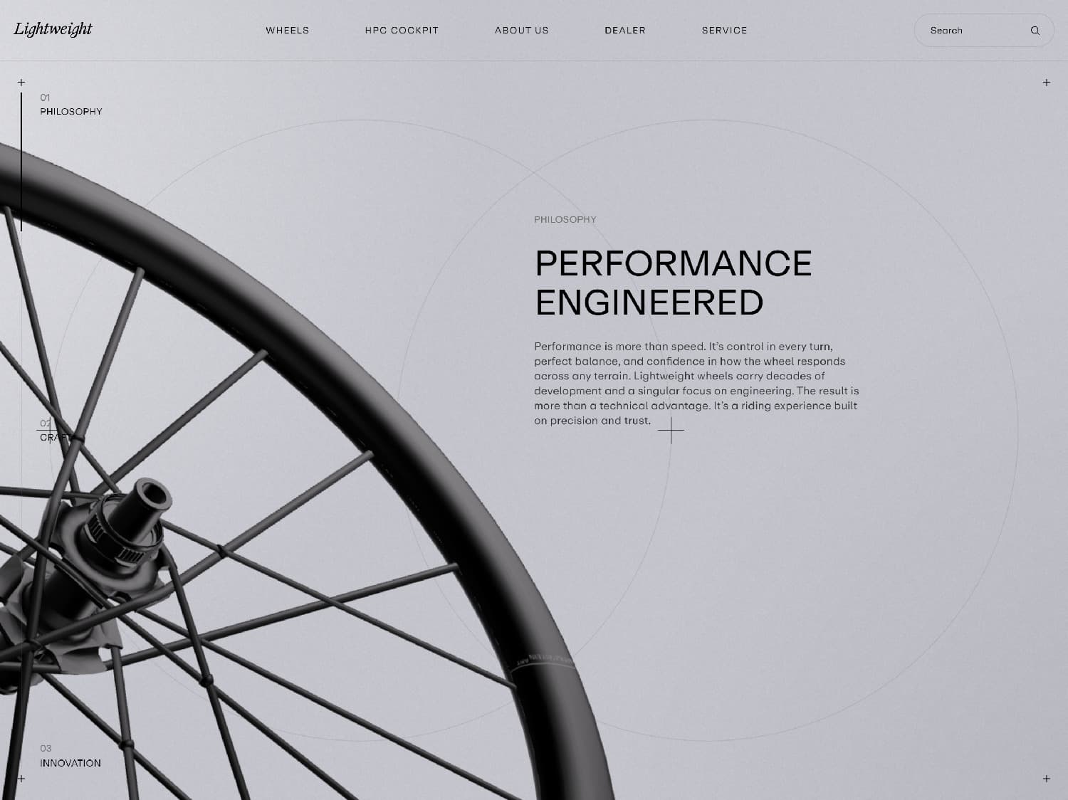 Screenshot der Website von 'Lightweight' als Kontrastbeispiel: Ein technisches Design in kühlen Graustufen und tiefem Schwarz, das die materielle Wertigkeit des Carbon-Laufrads betont.
