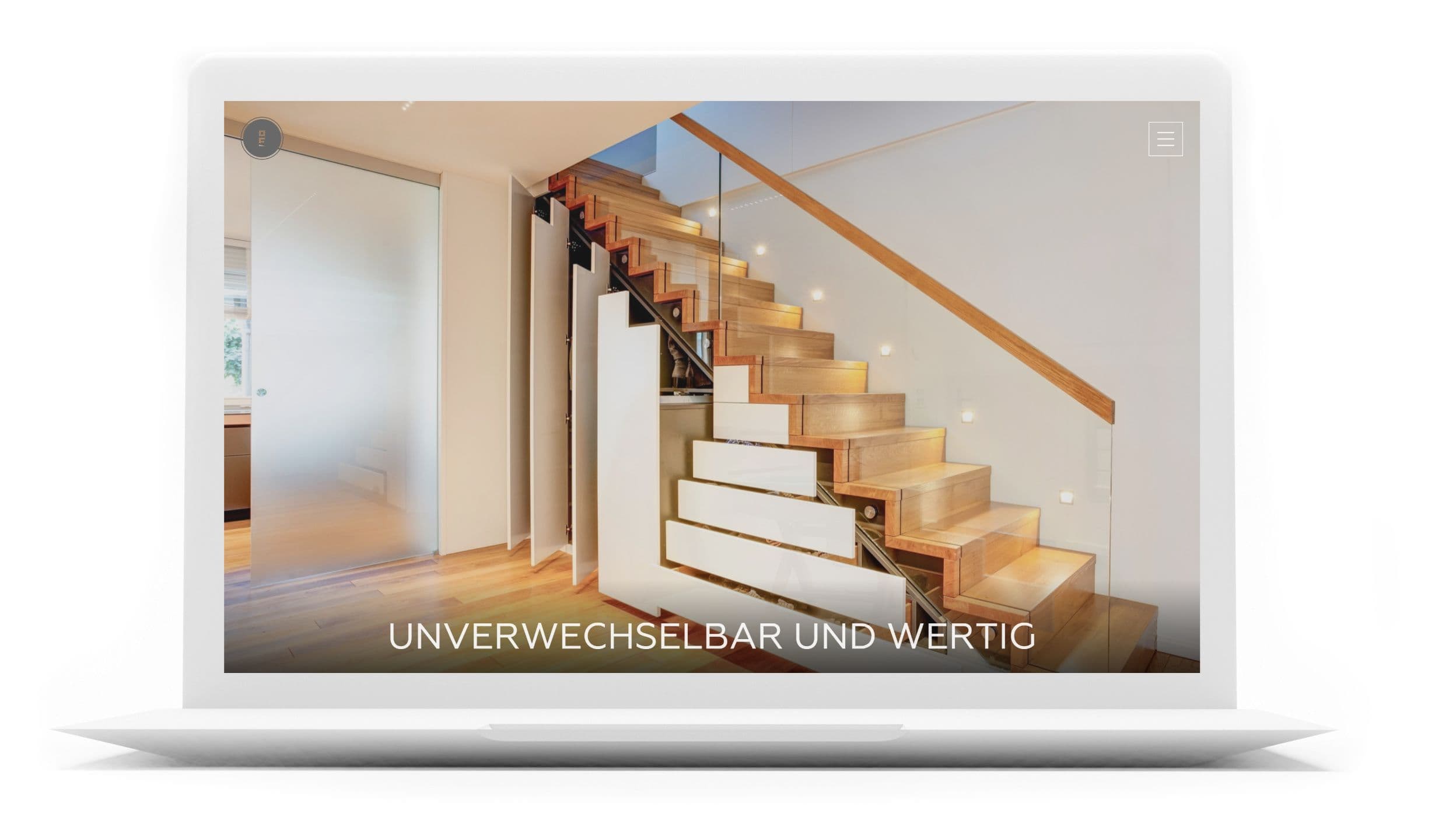 Webdesign Referenz: Portfolio-Website für ein Architekturbüro im modernem Design, präsentiert auf einem MacBook-Display mit einem Bild einer Treppe, das gleichzeitig ein Schrank ist.