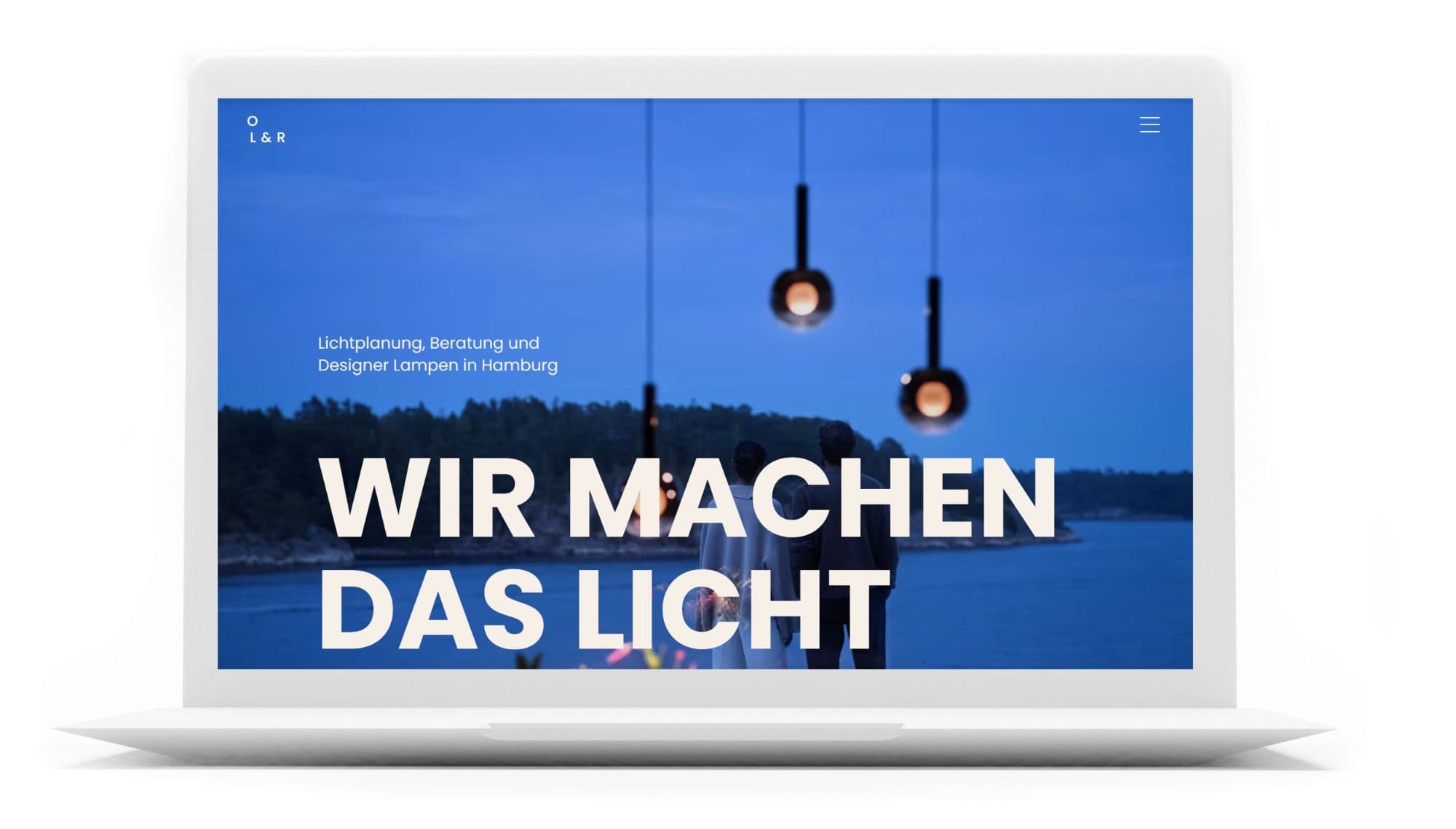 Webdesign Referenz - Business-Website für ein Lampengeschäft präsentiert auf einem MacBook-Display mit einem moodigen Bild mit hochwertigen Deckenlampen und dem Schriftzug "Wir machen das Licht"