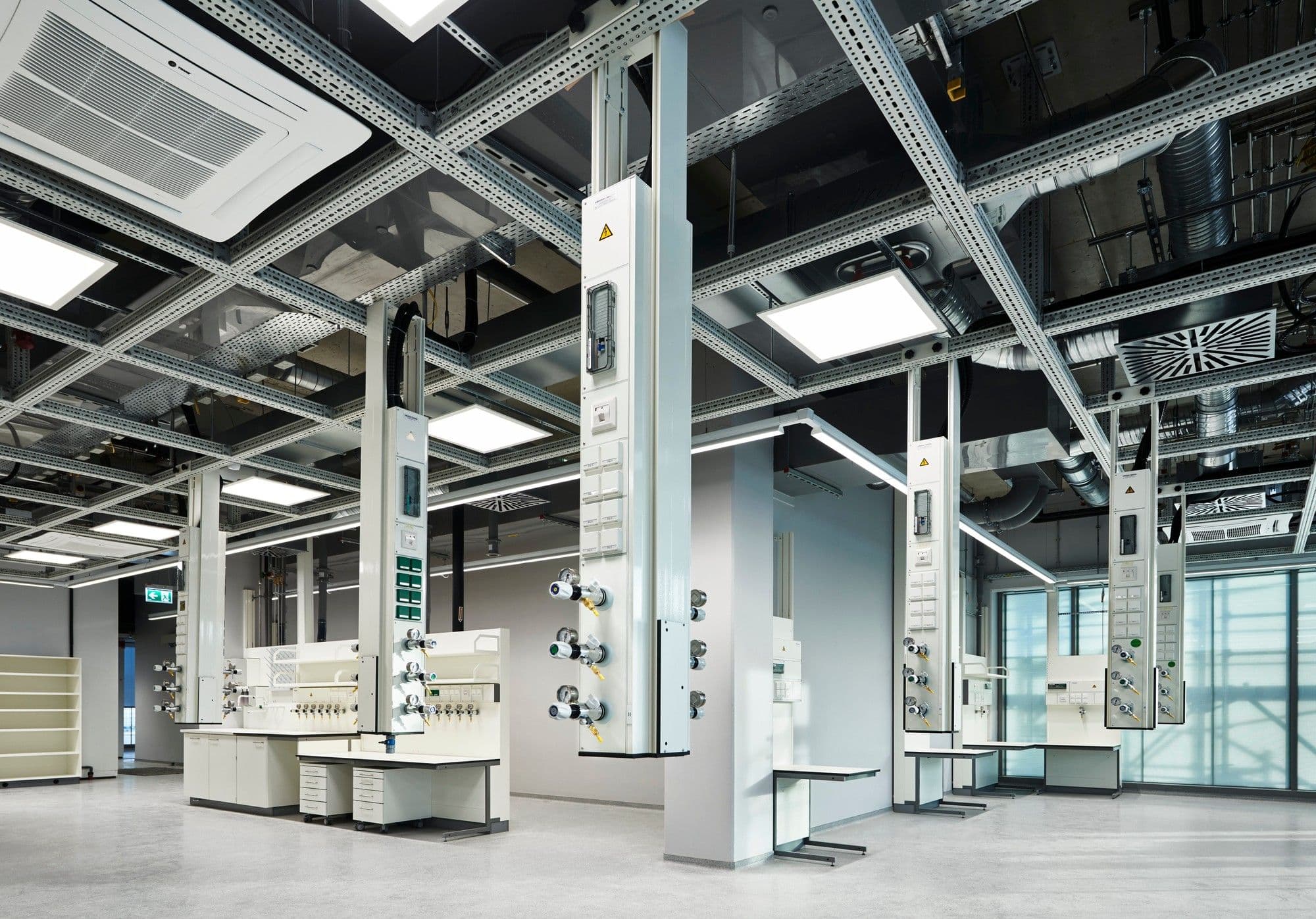 Architekturfotografie eines modernen Labors aus dem Referenzprojekt 'PB Fritzinger' – Beispiel für die klare Bildwelt des Webdesigns.