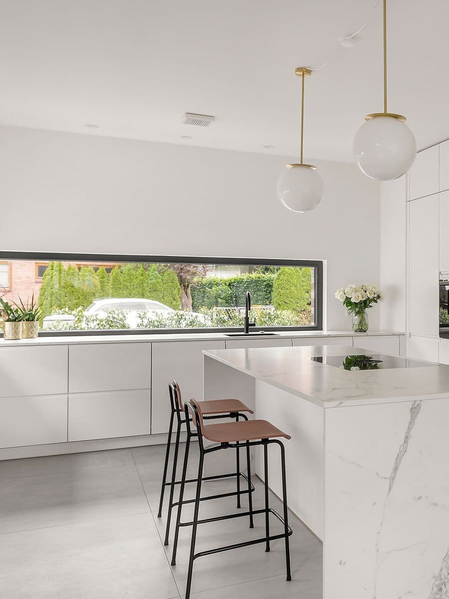 Detailaufnahme einer modernen, hellen Küche aus dem Referenzprojekt 'Beate Rottwinkel' – Beispiel für die hochwertige Bildwelt des Webdesigns.