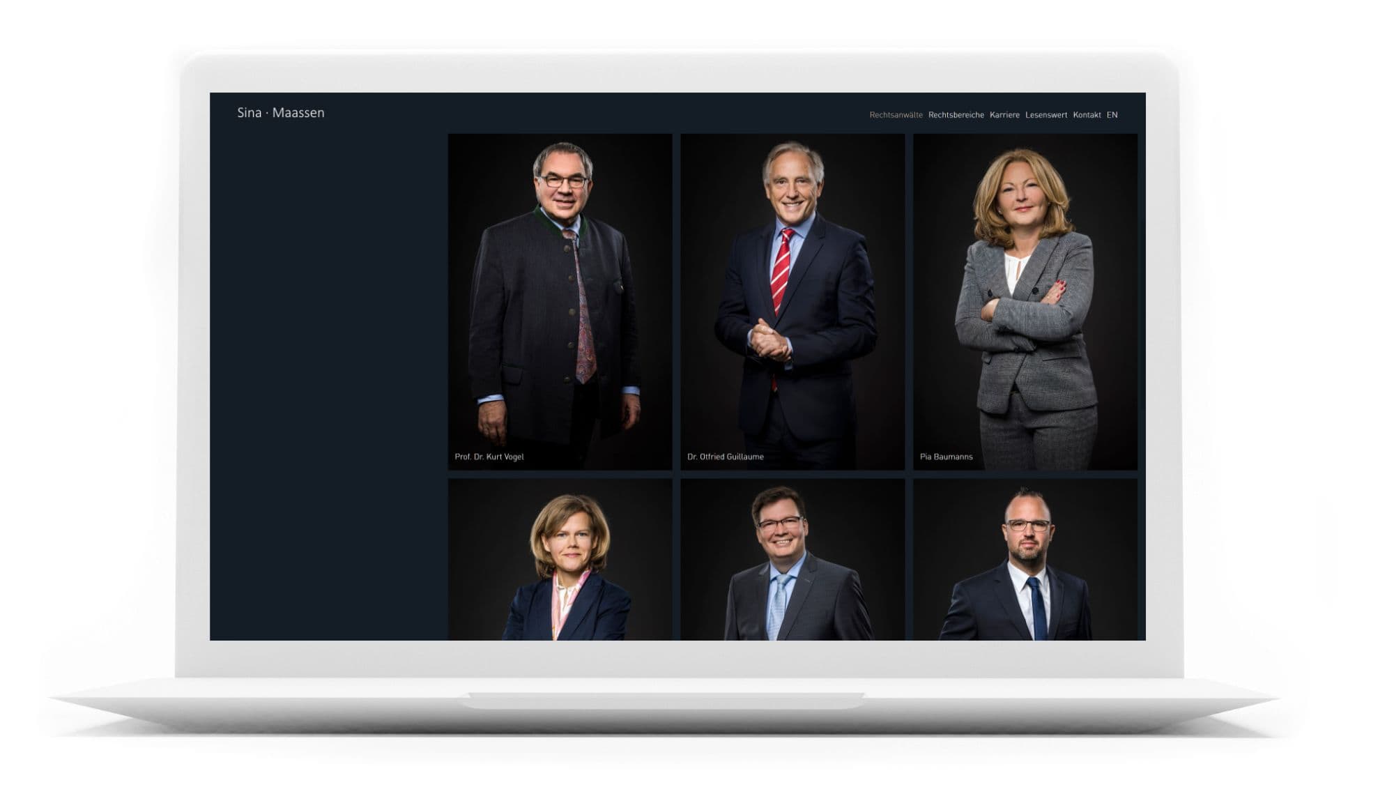 Webdesign Referenz: Kanzlei-Website präsentiert auf einem MacBook-Display mit Personengalerie der Rechtsanwälte.