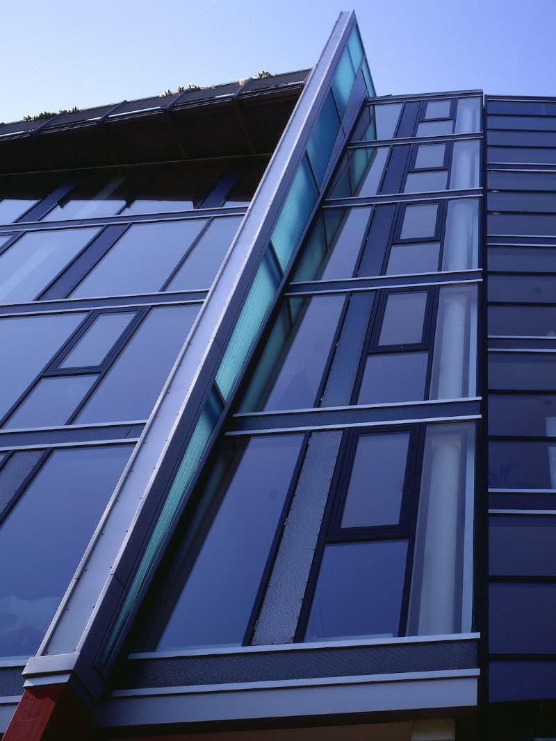 Fassadenfotografie eines Bürogebäudes aus dem Website-Referenz-Projekt 'weidemann architektur' als Beispiel für die moderne Bildsprache des Webdesigns